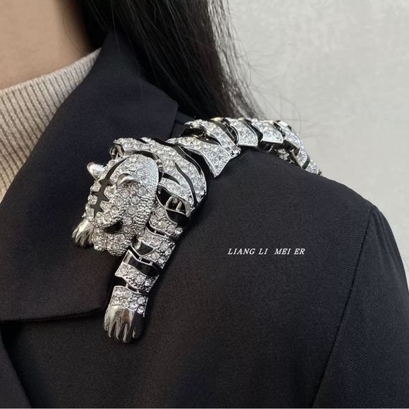 High-end tiger cartoon enamel exaggerated brooch